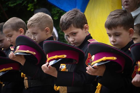 De jeunes cadets observent une minute de silence pour commémorer les diplômés tués pendant la guerre, lors d’une cérémonie de remise des diplômes au lycée des cadets de Kiev, le 30 mai 2025.