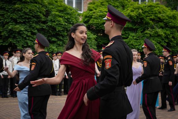 Des cadets diplômés dansent pour marquer leur dernier jour au lycée militaire de Kiev, le 30 mai 2025.