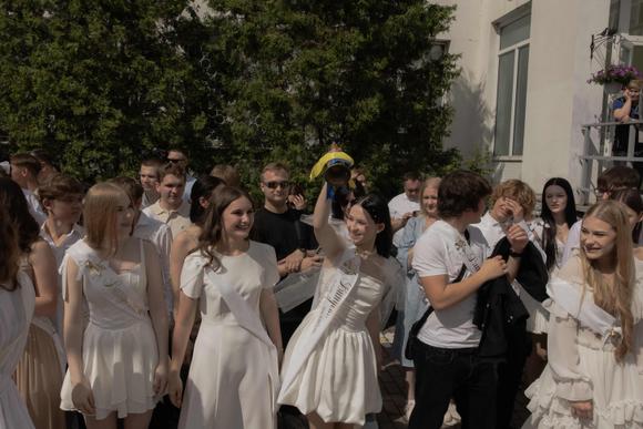 Une élève ukrainienne sonne une cloche lors d’une cérémonie de remise de diplômes à Kiev, le 30 mai 2025.