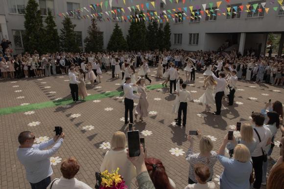 Des élèves ukrainiens dansent lors d’une cérémonie de remise de diplômes à Kiev, le 30 mai 2025.