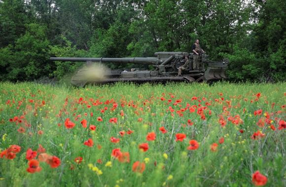 Des militaires ukrainiens conduisent un canon automoteur en direction des positions russes, sur une ligne de front dans l’oblast de Donetsk, en Ukraine, le 30 mai 2025.