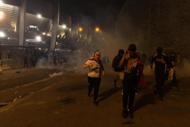 La sortie du Parc des Princes est chaotique. Les forces de l’ordre tirent des gaz lacrymogènes face aux tirs de mortiers, à Paris, le 31 mai 2025.