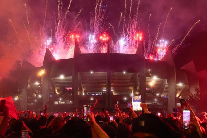 Des feux d’artifice au-dessus du Parc des Princes après la victoire du PSG contre l’Inter Milan en finale de la Ligue des champions, à Paris, le 31 mai 2025.