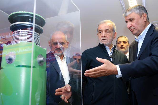 Le président iranien, Massoud Pezeshkian (au centre), et le directeur général de l’Organisation iranienne de l’énergie atomique, Mohammad Eslami (à droite), lors de la Journée nationale de la technologie nucléaire, à Téhéran, le 9 avril 2025.