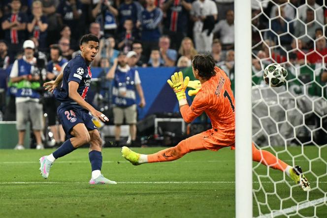 Senny Mayulu marque un but contre Yann Sommer lors de la finale de la Ligue des champions à Munich, le 31 mai 2025.