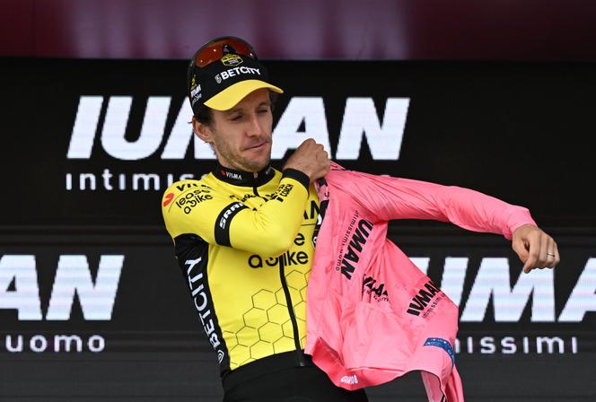 Le Britannique Simon Yates enfile le maillot rose de leader au classement général après la 20ᵉ étape du Giro, entre Verrès et Sestrières, en Italie, le samedi 31 mai 2025.