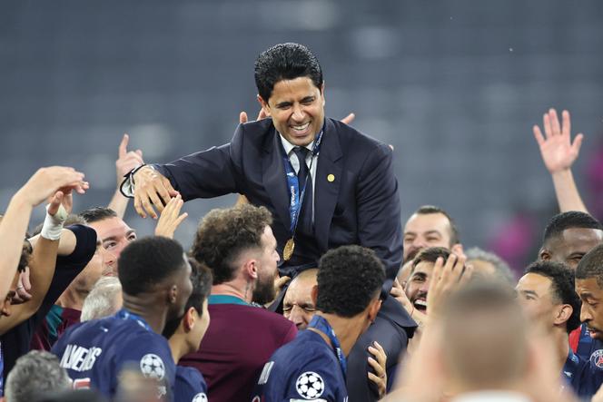 Le président du Paris Saint-Germain, Nasser Al-Khelaïfi, est soulevé par ses joueurs après leur victoire en finale de la Ligue des champions contre l’Inter Milan (5-0) à Munich, le 31 mai 2025.