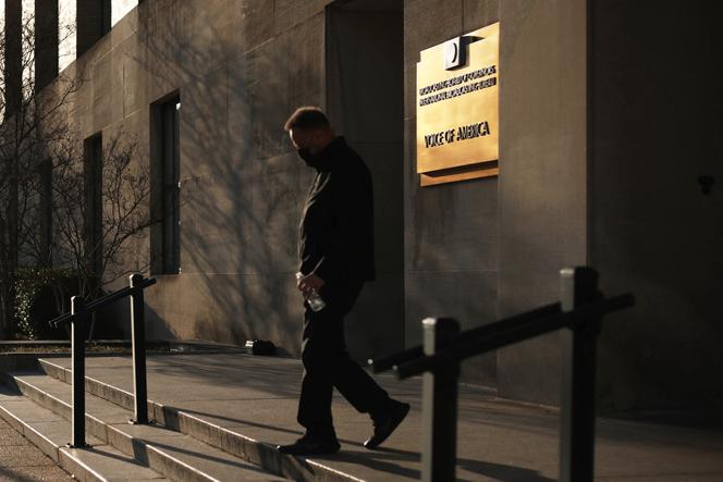 Un homme sort du siège de Voice of America, à Washington, le 17 mars 2025.