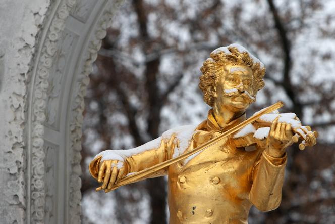 Une statue du compositeur et chef d’orchestre autrichien Johann Strauss II, à Vienne, en décembre 2020.