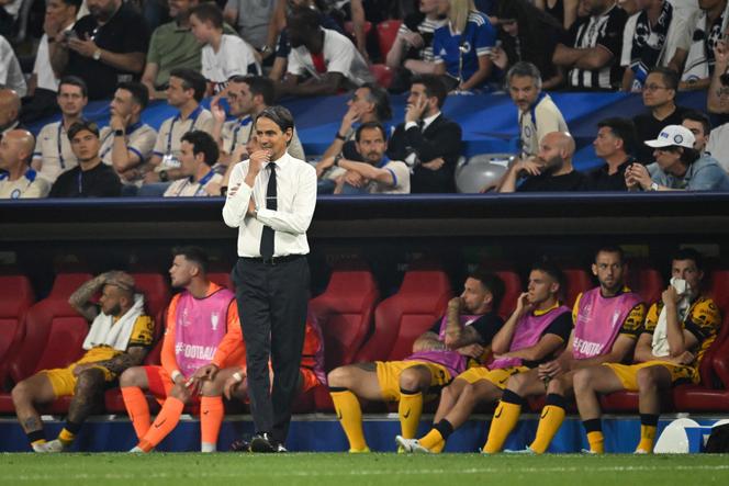 مدرب إنتر ميلان سيموني إنزاغي خلال نهائي دوري أبطال أوروبا ضد باريس سان جيرمان في 31 مايو 2025 بميونيخ.