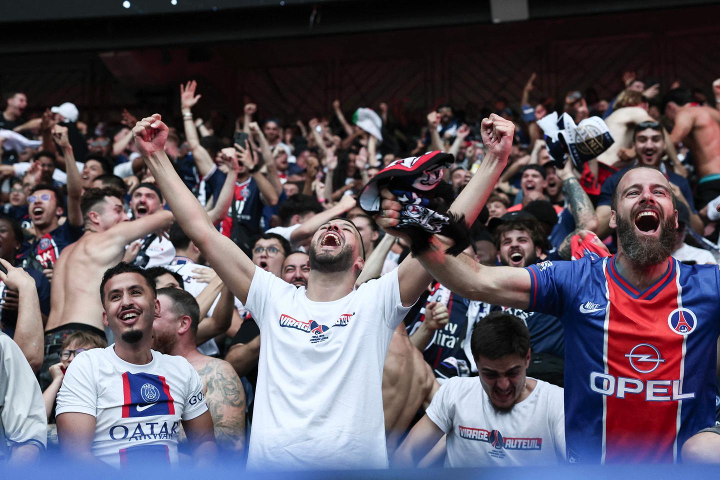 Les images des scènes de liesse dans les fan-zones parisiennes