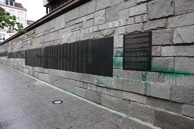 De la peinture verte projetée sur le Mur des noms du Mémorial de la Shoah, à Paris, le 31 mai 2025.