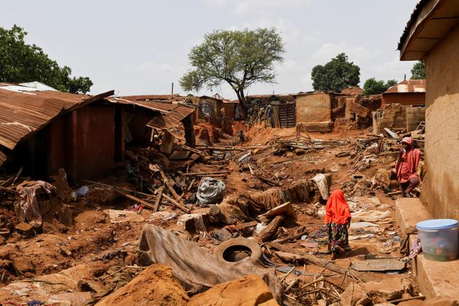 Des décombres de maisons effondrées par des pluies torrentielles à Mokwa, dans l’Etat du Niger, au Nigeria, le 31 mai 2025.