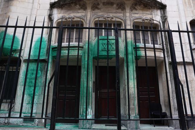 Une photo montre de la peinture verte projetée sur les murs de la synagogue Agoudas Hakehilos à Paris, le 31 mai 2025.