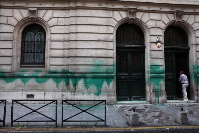 Les murs de la synagogue des Tournelles, à Paris, le 31 mai 2025. Le Mémorial de la Shoah, deux synagogues et un restaurant du centre de Paris ont été aspergés de peinture verte dans la nuit du 30 mai 2025, selon des sources policières.