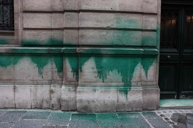 Sur cette photo prise samedi 31 mai 2025, les murs de la synagogue des Tournelles, à Paris, sont recouverts de peinture verte. Le lendemain, ce sont des tags qui ont été inscrits sur le mur de la Fondation pour la mémoire de la Shoah, dans la capitale française.