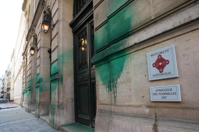 La façade de la synagogue de la rue des Tournelles, à Paris, aspergée de peinture verte, le 31 mai 2025.