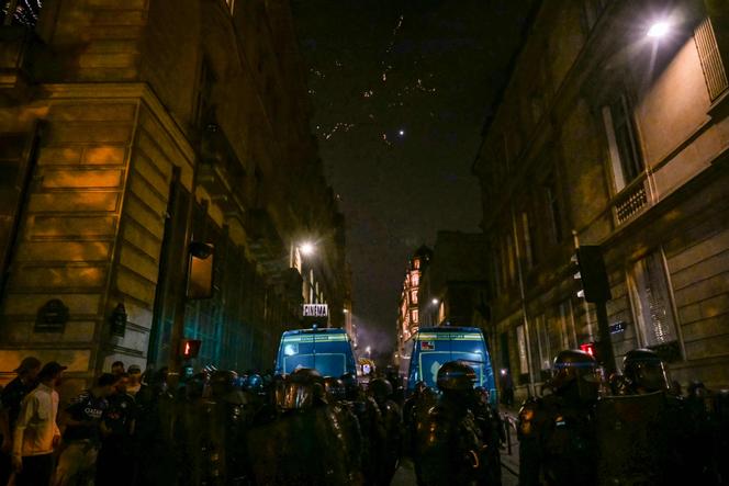Des policiers antiémeute sécurisent un périmètre alors que des supporteurs du Paris Saint-Germain célèbrent la victoire du club lors de la finale de la Ligue des champions contre l’Inter Milan, sur l’avenue des Champs-Elysées, à Paris, le 31 mai 2025.