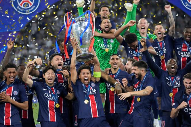 Marquinhos, le capitaine brésilien du Paris Saint-Germain, élève la Ligue des champions avec ses coéquipiers, après la victoire du PSG contre l'Inter Milan (5-0), le 31 mai 2025, à l'Allianz Arena de Munich.