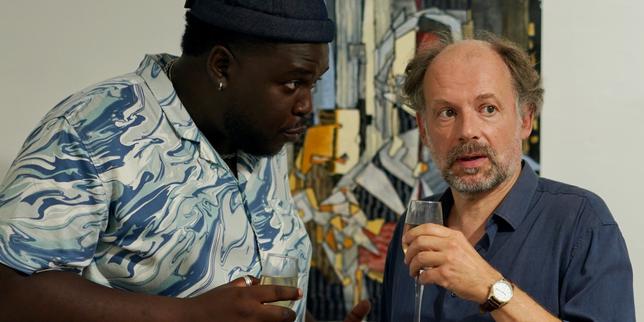 Salif Cissé (Baptiste Mendy) et Denis Podalydès (Pierre Chozène), dans « Le Répondeur », de Fabienne Godet.