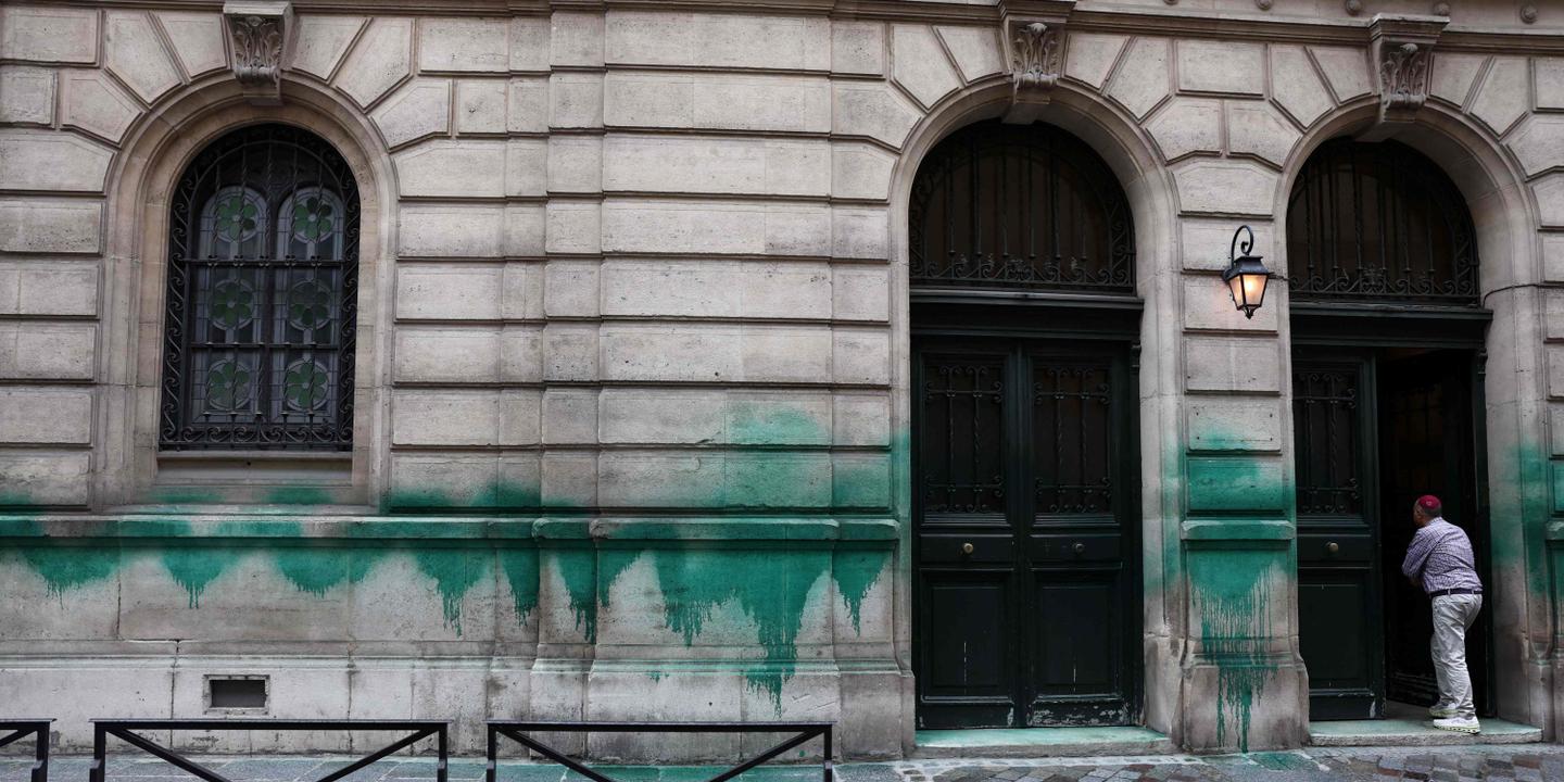 Paris: Holocaust memorial and two synagogues targeted by green paint overnight