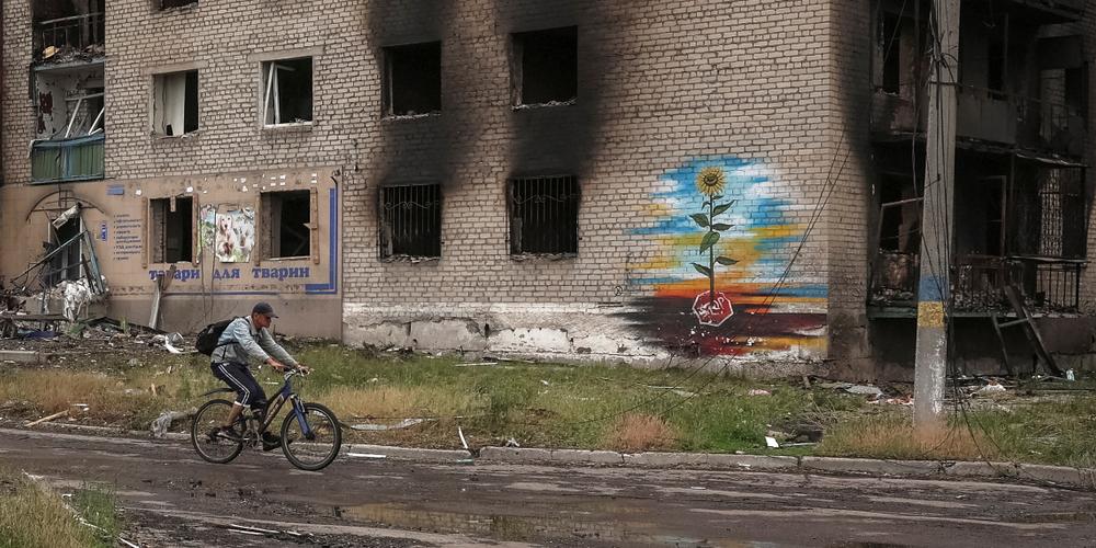 Dans une rue bombardée de Myrnohrad, ville située dans l’oblast de Donetsk, en Ukraine, le 29 mai 2025. - ANATOLII STEPANOV / REUTERS