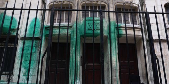 Lieux juifs aspergés de peinture : trois Serbes mis en examen pour dégradations en lien « avec une puissance étrangère » ; la Russie soupçonnée d’ingérence