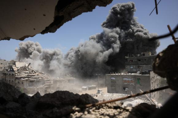Un nuage de fumée s’élève au-dessus de bâtiments en ruine à la suite de frappes israéliennes à l’ouest de Jabaliya, dans le nord de la bande de Gaza, le 1ᵉʳ juin 2025.