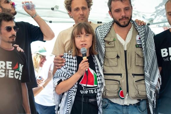Greta Thunberg et Thiago Avila, de la Flotille de la liberté, lors d’une conférence de presse avant leur départ pour Gaza, dimanche 1ᵉʳ juin 2025.