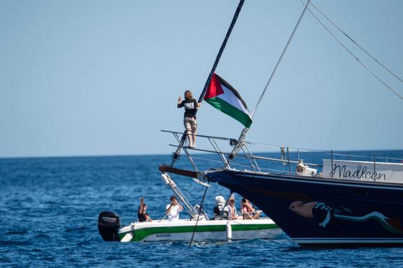 Greta Thunberg met le cap sur Gaza à bord du navire « Madleen » de la Coalition pour la flottille de la liberté, au départ du port sicilien de Catane (Italie), dimanche 1ᵉʳ juin 2025.