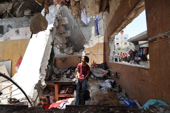Un enfant se tient au milieu des décombres d’une maison détruite lors de frappes israéliennes dans le camp de réfugiés palestiniens de Nousseirat, dans le centre de la bande de Gaza, le 1ᵉʳ juin 2025.