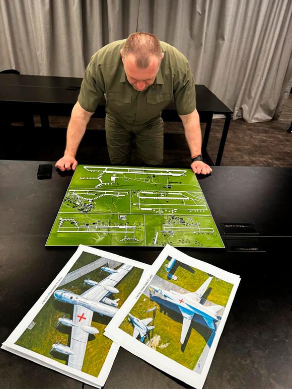 Sur cette photo non datée, le chef des services de sécurité ukrainiens, Vassyl Maliouk, examine les positions stratégiques de l’aviation russe, dans son bureau, en Ukraine.