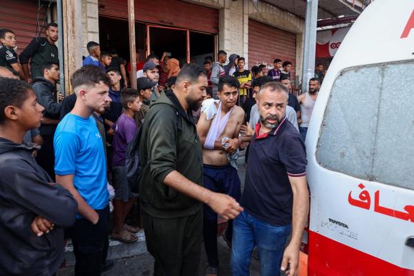 Des secouristes palestiniens évacuent des blessés en ambulance après qu’un drone israélien aurait ouvert le feu sur des rassemblements de civils, près d’un point de distribution d’aide, dans le centre de la bande de Gaza, le 1ᵉʳ juin 2025.