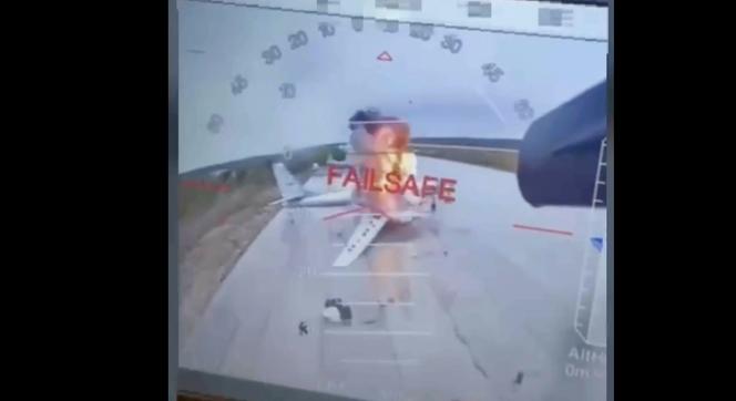 Cette image, extraite d’une vidéo diffusée par un membre des services de sécurité ukrainiens, le 1ᵉʳ juin 2025, montrerait plusieurs avions en feu sur la base aérienne de Belaïa, dans la région d’Irkoutsk, en Russie, à plus de 4 600 kilomètres de l’Ukraine.