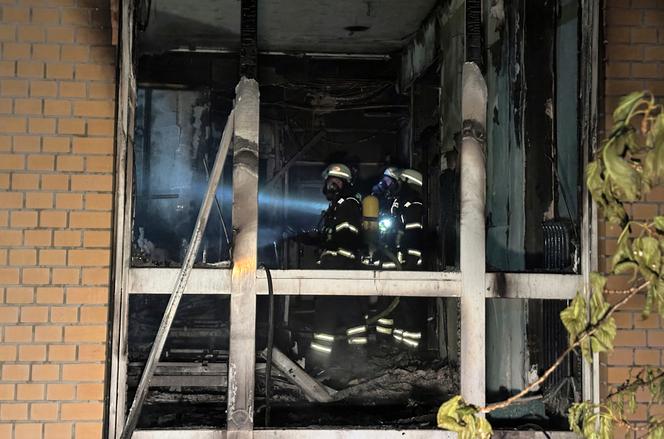 Des pompiers dans une pièce incendiée au rez-de-chaussée de l’hôpital Marienkrankenhaus dans le quartier de Hohenfelde à Hambourg, en Allemagne, dimanche 1er juin 2025.