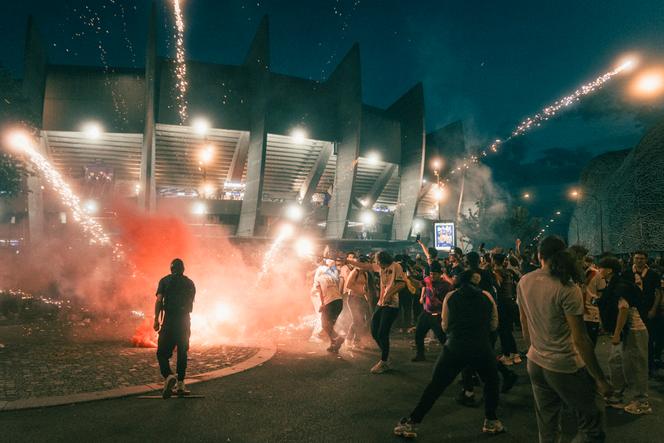 Devant le Parc des Princes, à Paris, où la finale de la Ligue des champions était retransmise en direct, le 31 mai 2025.
