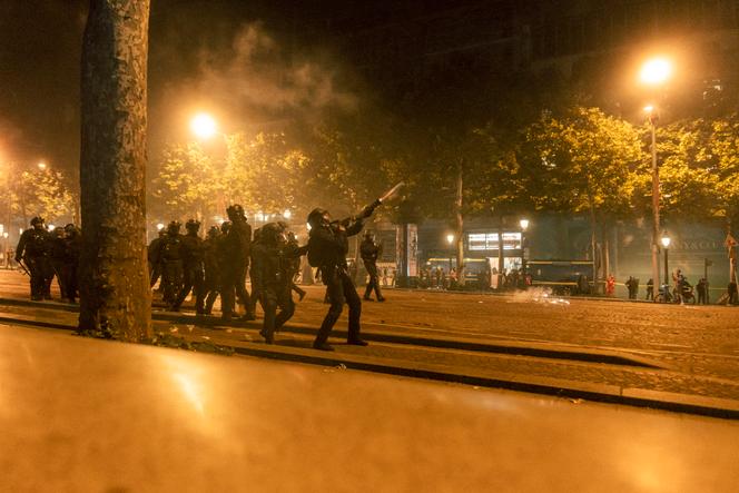 Sur les Champs-Elysées, après la victoire du PSG en finale de Ligue des champions, des affrontements éclatent entre les forces de l’ordre et des supporteurs parisiens. A Paris, le 31 mai 2025.