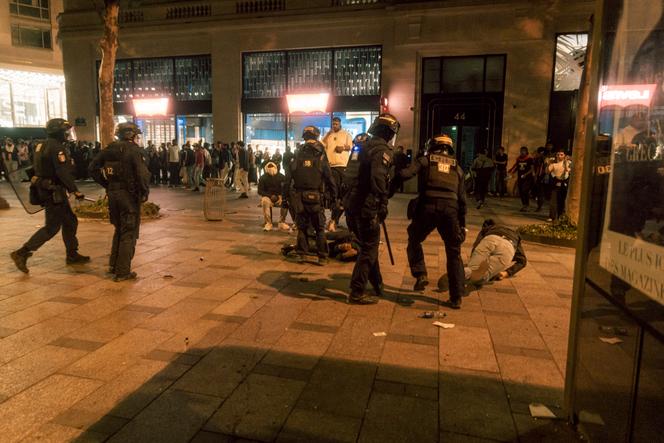 Affrontements sur les Champs-Elysées entre les forces de l’ordre et des supporteurs parisiens, le 31 mai 2025.