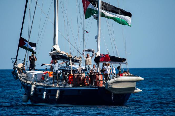 Des militants à bord du bateau « Madleen », avant de naviguer vers la bande de Gaza, au départ du port sicilien de Catane, en Italie, le 1ᵉʳ juin 2025.