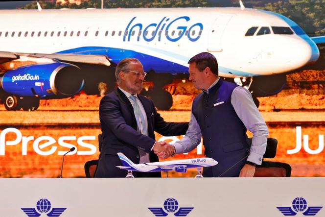 Benoît de Saint-Exupéry (à gauche), le vice-président d’Airbus chargé des ventes d’avions commerciaux, et Pieter Elbers, le PDG d’Indigo, dimanche 1ᵉʳ juin, à New Delhi, en Inde.
