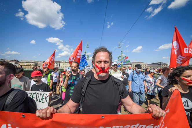 Lors d’une manifestation silencieuse contre le projet de loi, à Budapest, le 1er juin 2025.
