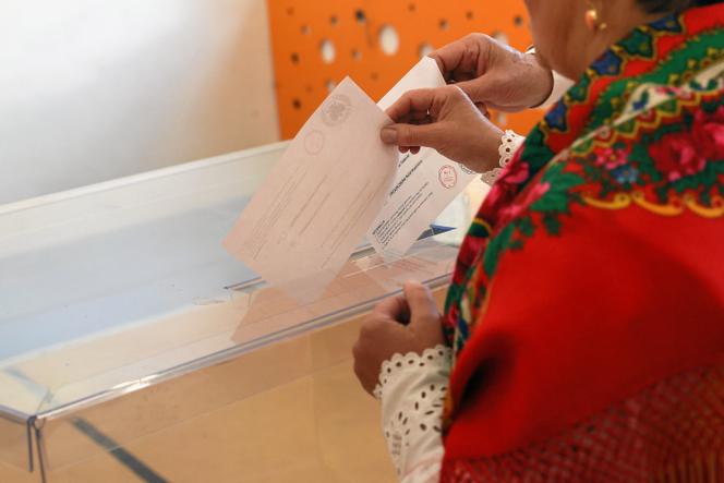 Second tour de l’élection présidentielle, dans un bureau de vote à Zakopane, en Pologne, le 1ᵉʳ juin 2025.