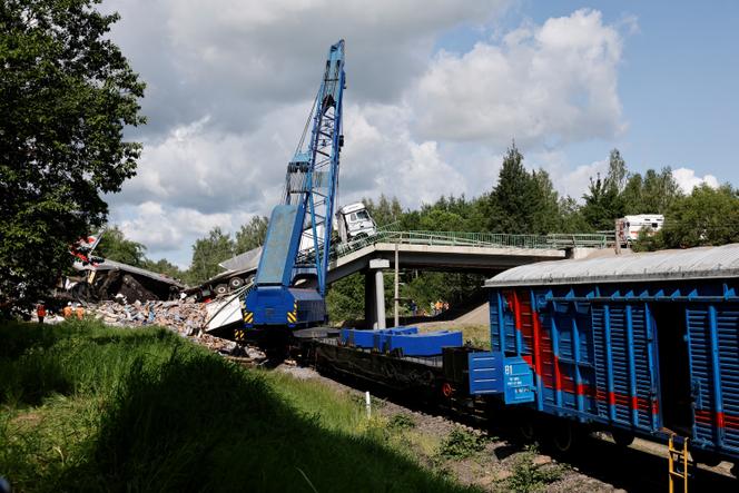 Après qu’un pont routier s’est effondré sur des voies ferrées, faisant dérailler un train de voyageurs, dans la région de Briansk, en Russie, le 1ᵉʳ juin 2025.