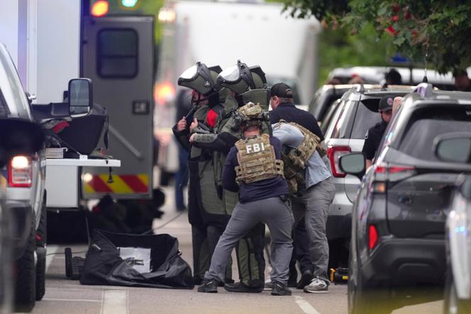 Des représentants des forces de l’ordre en tenue de protection pour enquêter sur l’attaque dans la ville américaine de Boulder (Colorado), dimanche 1ᵉʳ juin 2025.