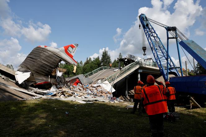 Sur le site d’un déraillement de train dû à l’effondrement d’un pont routier, dans la région de Briansk (Russie), le 1ᵉʳ juin 2025.