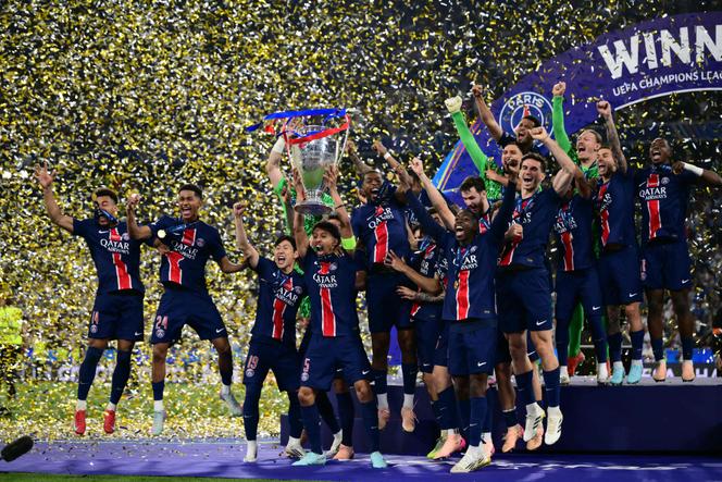 Le défenseur brésilien du Paris Saint-Germain Marquinhos soulève le trophée à côté de ses coéquipiers après la finale de la Ligue des champions de l’UEFA entre le PSG et l’Inter Milan à Munich, dans le sud de l’Allemagne, le 31 mai 2025.