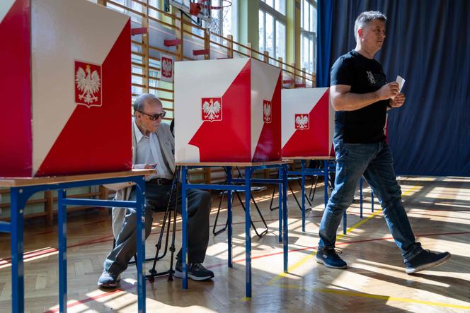 Poland holds tight vote with EU role at stake