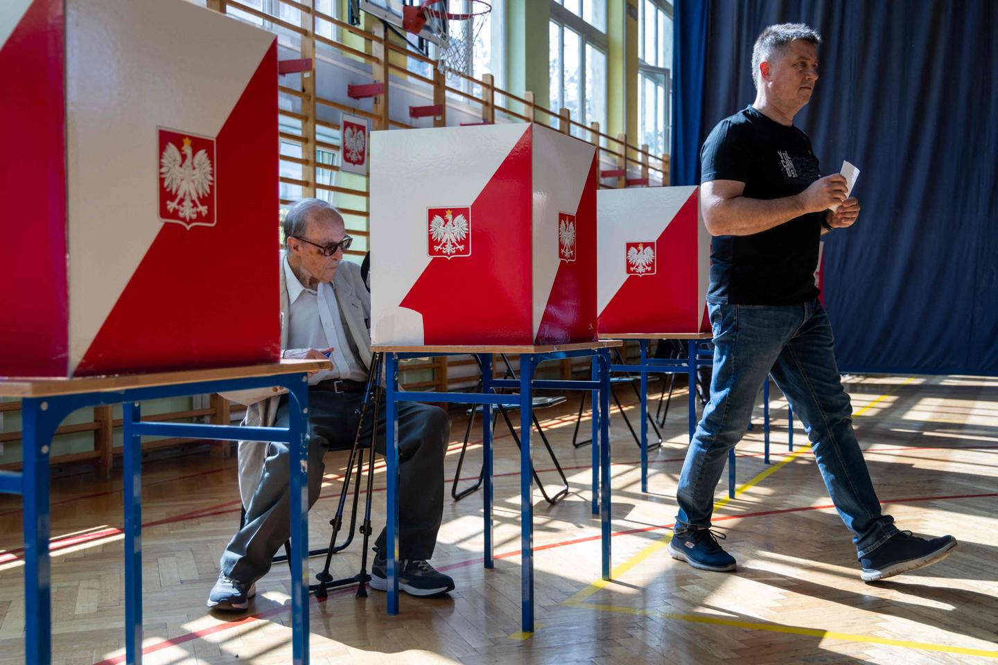 Poland holds tight vote with EU role at stake