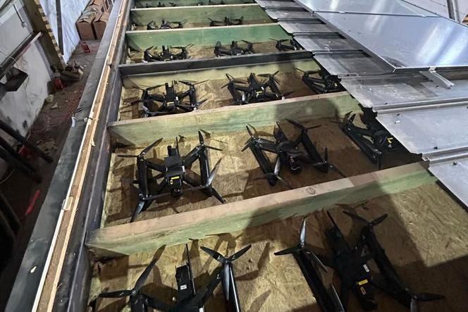 Photo diffusée le 1er juin par les services de renseignement ukrainiens montrant, selon eux, le dispositif qui a permis de dissimuler les drones FPV dans des conteneurs et de les acheminer à proximité des bases aériennes visées le même jour. 