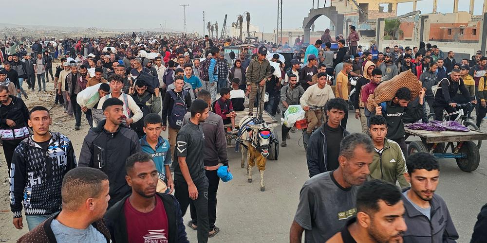 Des Palestiniens reviennent d’une distribution d’aide alimentaire à Rafah, dans le sud de la bande de Gaza, le 1er juin 2025. - - / AFP
